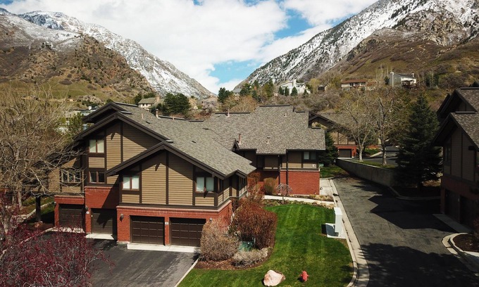 Cottonwood Heights Condo | Great location, quick drive to Snowbird Alta, Brighton Solitude, walk to dinner