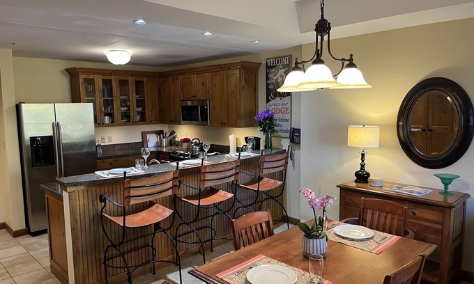 Crested Butte Hotel | Great Location at base of Mt! Sleeps 4.
