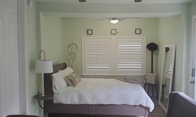 North San Antonio - SAT Apartment | GREAT LOCATION! Cozy Clean Serene Studio w/Free parking!