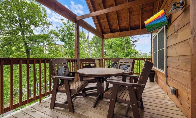 Pigeon Forge Cabin | Great Location! Heart of Pigeon Forge. Dog Friendly, Hot tub, Pool Table!