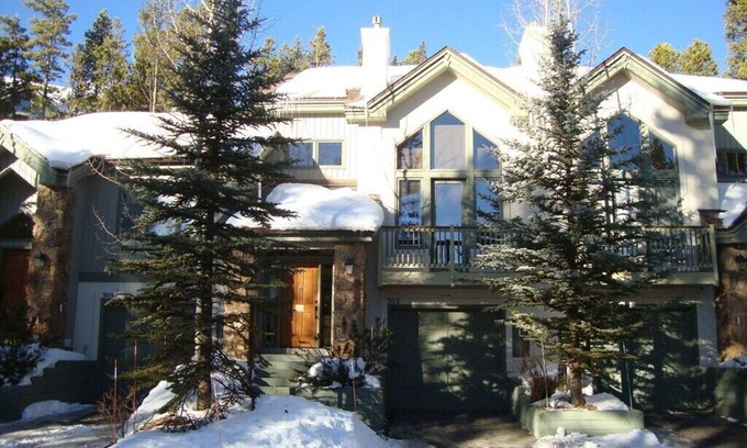 Four O'Clock House | Great Location! Short walks to Ski Lifts, Main St, Pool & Spa, & Activities