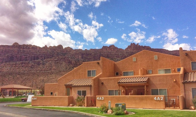 Moab South Valley House | GREAT RATES. Pool/Wifi/Hot Tub/Tennis/W&D/2-Car Garage. 1500 Sq.Ft