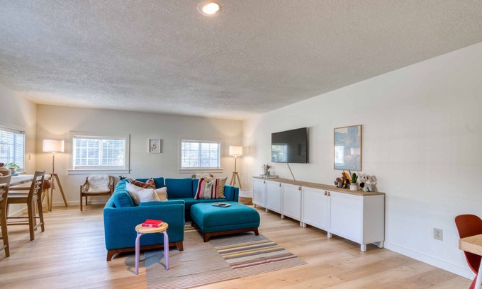 Seaside House | Great Seaside Location Puts Golf, Beach, and Town in Walkable Reach!