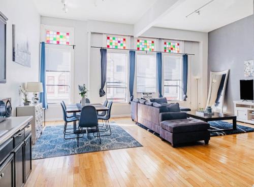 Gaslamp Quarter Hotel | Greely Gaslamp - Loft W Parking & 4 Beds #201