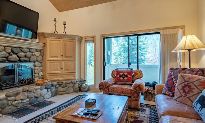 Warm Springs Condo | Greyhawk Condo 07 - New Listing! Spectacular Mountain Views