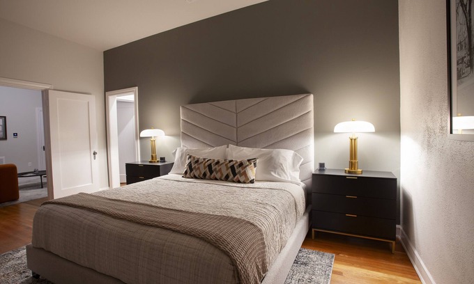 Tyler Hotel | Greyhound Inn - Deluxe King Suite