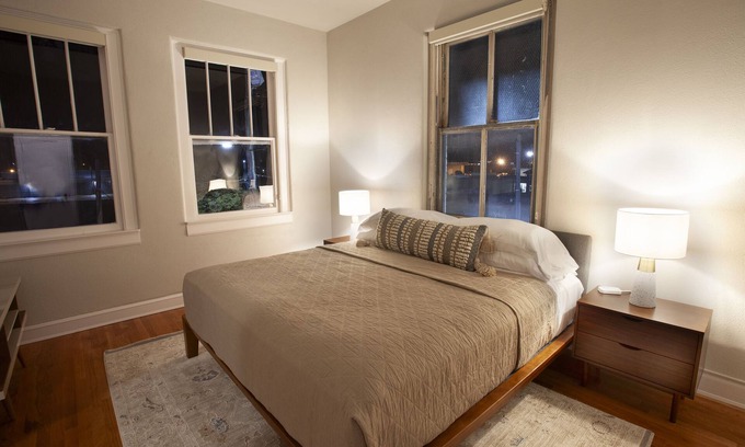 Tyler Hotel | Greyhound Inn - Deluxe King Suite
