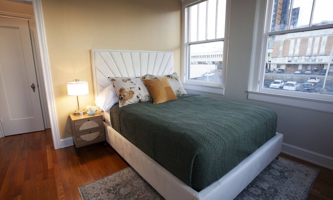 Tyler Hotel | Greyhound Inn - Deluxe Queen Suite