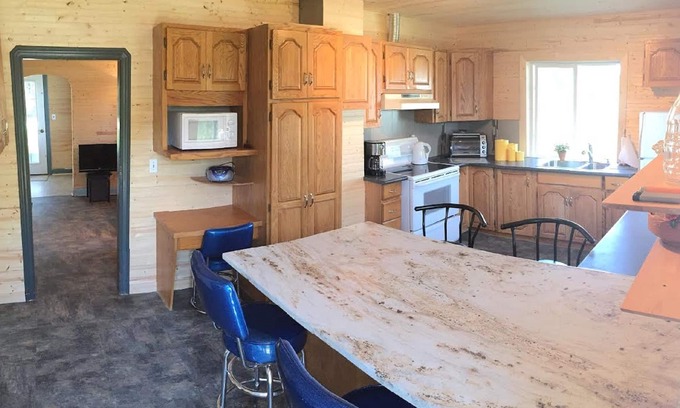 Riverton Cottage | GRINDSTONE PARK, minutes from water & Beach. Hunting and fishing Largest MOOSE