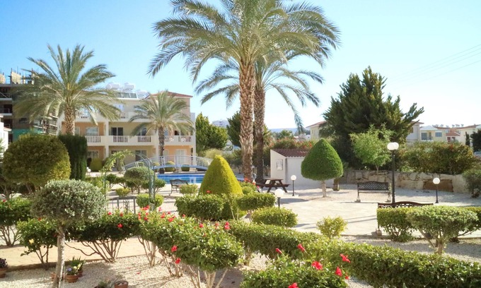 Universal Apartment | Ground Floor Apartment with Pool and Gardens close to Local Amenities and Beach