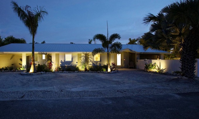Holmes Beach House | Ground Floor Luxury Home, very close to Beach, Heated Pool/Spa 🌴