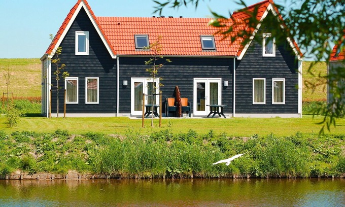 Bruinisse Villa | Group accommodation for 10 persons