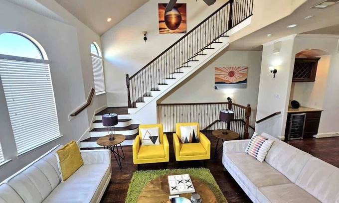 Woodlake - Briar Meadow House | Group-Friendly Galleria Spot 3BR Sleeps 8