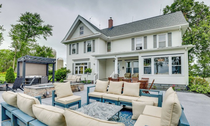 Mount Horeb House | Group Getaway: Luxe Farmhouse in Mt Horeb!