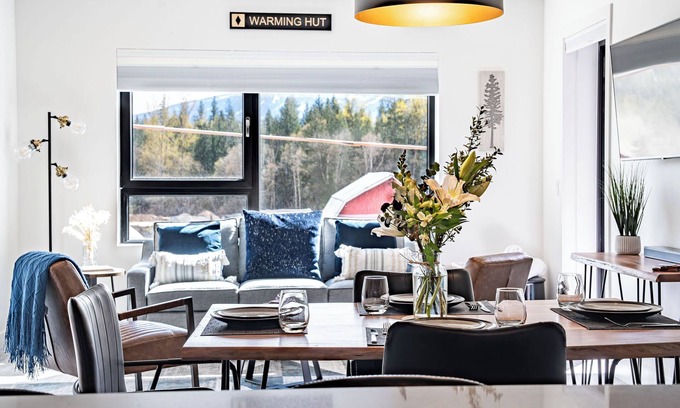 Revelstoke Condo | Guest Favourite Condo minutes from Resort & Downtown