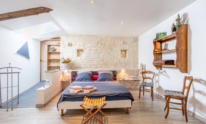 Saint-Martin-de-Fraigneau Bed & Breakfast | Guest Room "Chez Jacques - Océanide" with Private Terrace, Wi-Fi and Air Conditioning