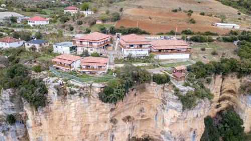 Cerenisht House | Guest House Bracaj