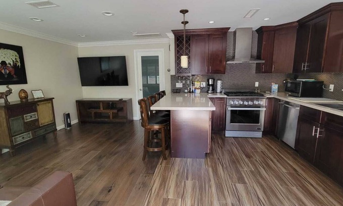 Grandview House | Guest House In Prime Area!