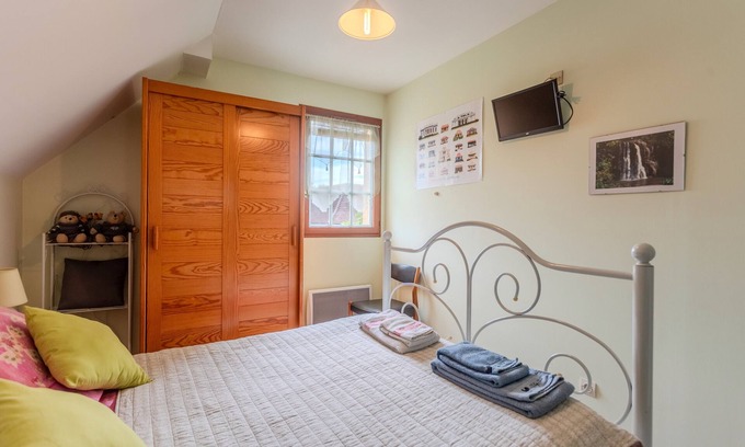 Lescar Bed & Breakfast | Guest Room Le Pesquit - with Shared Terrace, Communal Garden and Air Conditioning