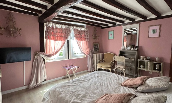 Suzay Bed & Breakfast | Guest Room 'Marquise De Pompadour' with Pool, Breakfast, Shared Garden, and Wi-Fi