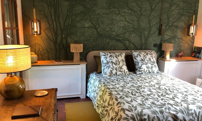 Croissy-sur-Seine Bed & Breakfast | Guest Room 'Renoir' with Private Garden and Wi-Fi