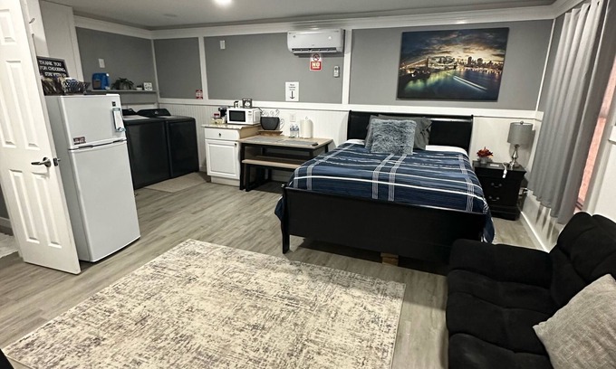 Spring House | Guesthouse studio suite w washer & dryer in Spring Tx Fully equipped.
