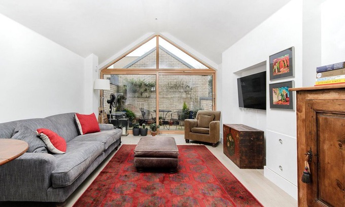 Ravenscourt Park Apartment | GuestReady - Bauhaus Duplex in Shepherd's Bush