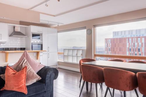 Grand Canal Dock Apartment | GuestReady - Stunning views from Millenium Tower