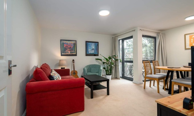 Ravenscourt Park Apartment | GuestReady - Superb Apt with Balcony