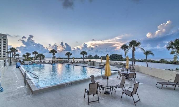 Hudson Apartment | Gulf-View Hudson Condo in Waterfront Resort!