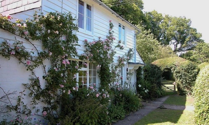 Upper Dicker Cottage | GUN HILL COTTAGE, pet friendly, with open fire in Heathfield