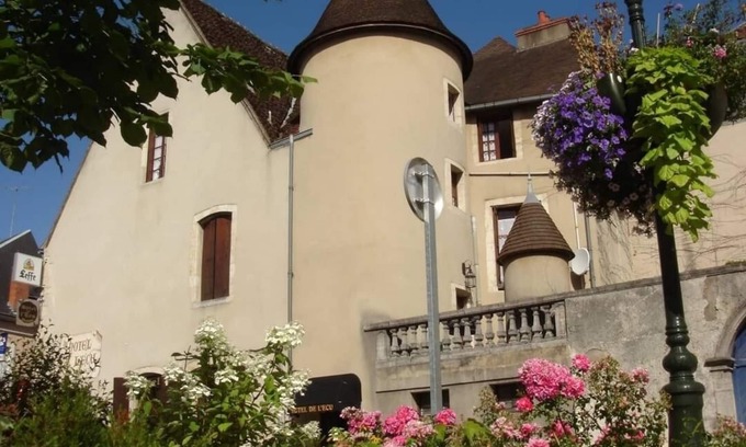 Saint-Amand-Montrond House | Hôtel de l'Ecu