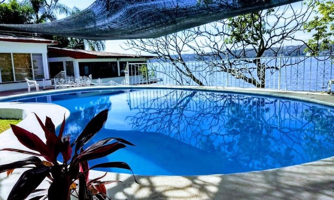 Tequesquitengo Apartment | Habitación independiente a pie del lago con AC