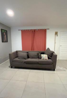 Tunuyan House | Habitación privada con cama matrimonial, baño y salida al jardín