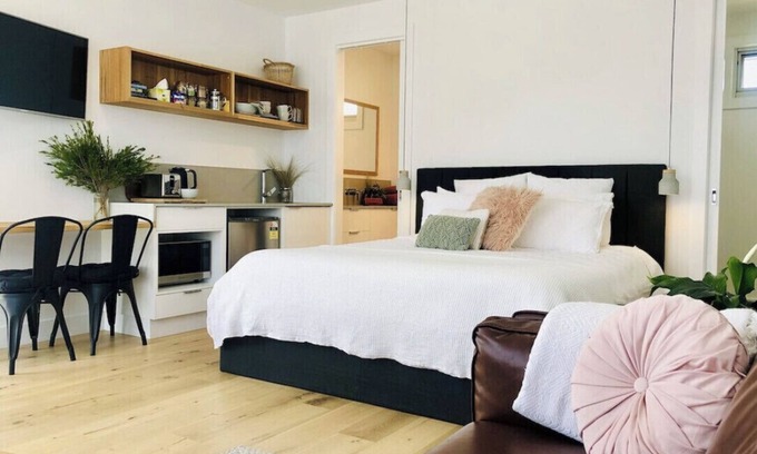 Inverloch Bed & Breakfast | Hakea King Suite- Inlet Waters Escape. Stroll the inlet & nature boardwalk