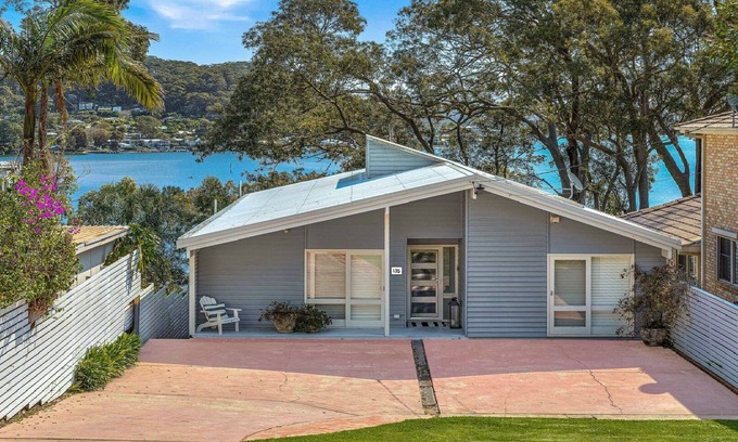 Pretty Beach House | 'Hampton Cottage' by Accom Holidays