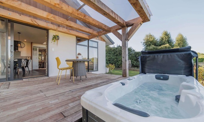 Prebbleton House | Hamptons Retreat - 1BR with Hot Tub and Fireplace