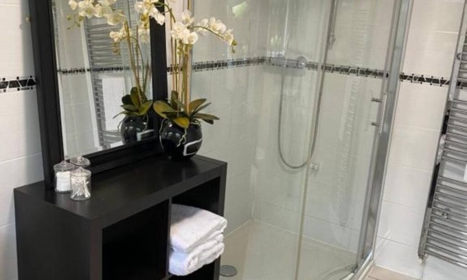 Hinckley Apartment | Hansom House beautiful furnished deluxe king size accommodation