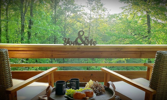 Gatlinburg - Pigeon Forge Cottage | Happy Camper (1-Bedroom Cottage) by RedAwning