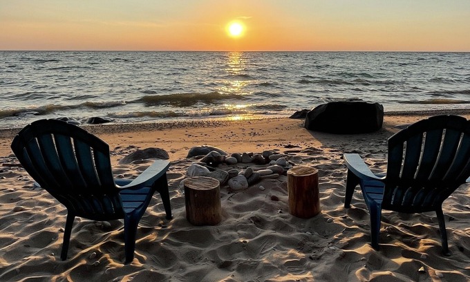 Harbor Springs House | HARBOR SPRINGS 🏖 LAKE MICHIGAN DIRECT WATERFRONT BEACH ⛱ TUNNEL OF TREES M119