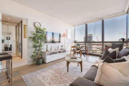 Docklands Apartment | Harbour Escape Parking Pool Gym King Bed