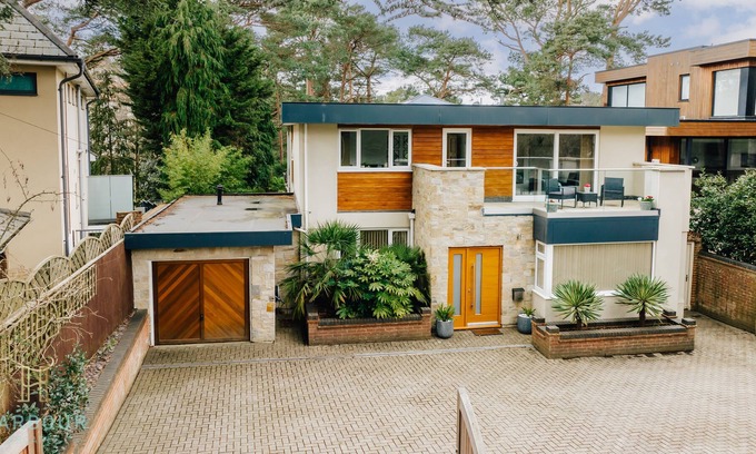 Canford Cliffs Villa | Harbour Escapes Stunning 5 Bed Villa With Bar, Garden, Hot Tub & Near Beaches