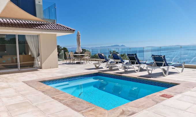 Mountainside Apartment | Harbour Views - 2 Bedroom House with large veranda and Private Pool