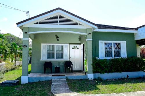 Runaway Bay House | HARMONY LA VISTA