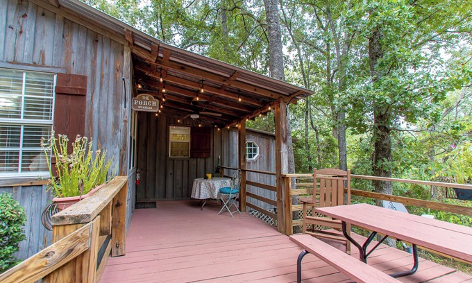 Nacogdoches Cabin | Harts Landing - A cozy forest getaway for friends & family at Stag Leap Cabins!