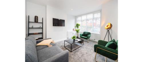 Prestwich Apartment | Hassle-Free & Handsome Brand-New 3-Bed Home
