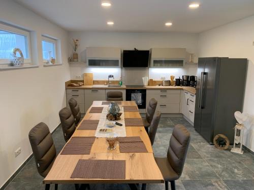 Geestgottberg Apartment | Haus Benz für 8 Personen - 4 Zimmer m. Dusche Vollausstattung 1km v. Wittenberge Baustelle A14 Parkplätze Grill Gemeinschaftsküche