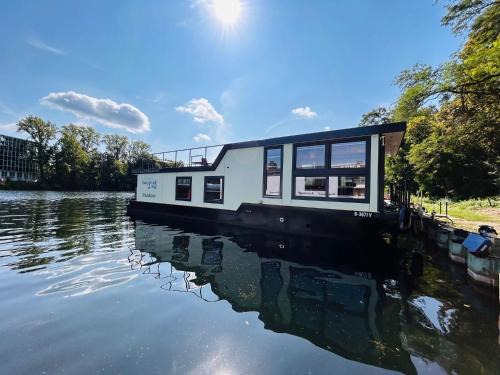 Tegel Boat Rental | Hausboot Pankow