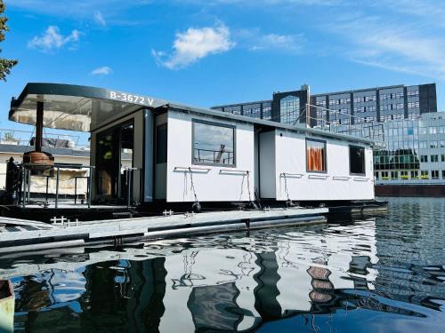 Tegel Boat Rental | Hausboot Tegel