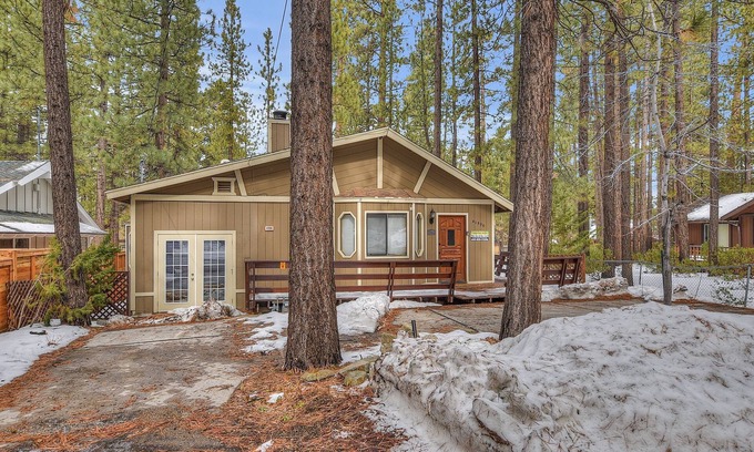 Big Bear Lake Cabin | Hawks Nest by Destination Big Bear : Near Snow Summit! Game Room! Hot Tub! Pet Friendly! Cute Backyard! Cable TV! Fireplace!